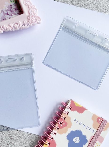 TRANSPARENT PLASTIC CARD HOLDER - VERTICAL