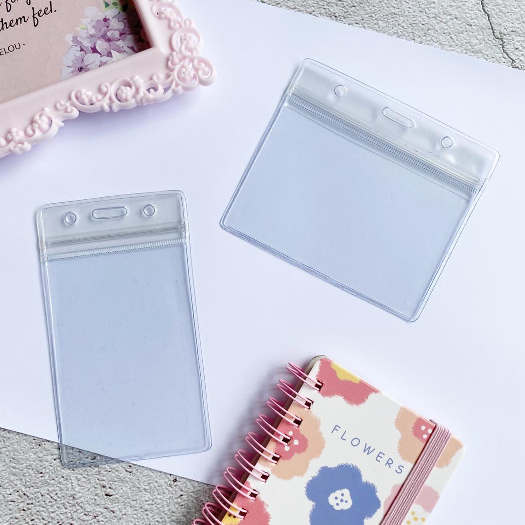 TRANSPARENT PLASTIC CARD HOLDER - VERTICAL